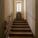 ...per poi salire l�ampio scalone...
